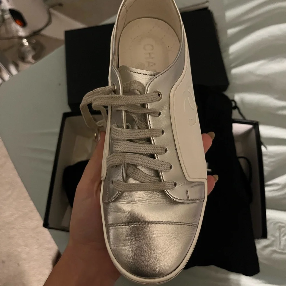 White low top Chanel sneakers - Picture 5 of 7